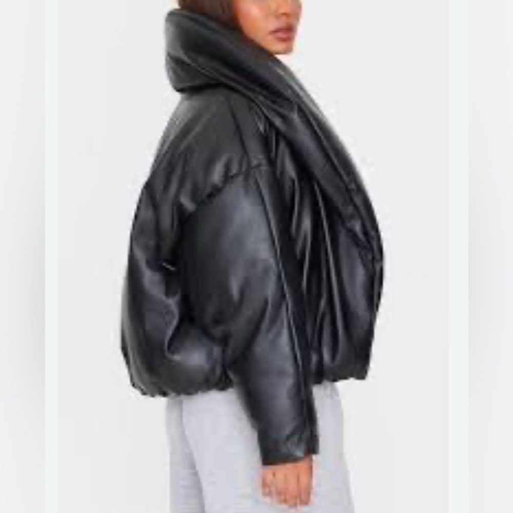 Black puffer - exaggerated collar